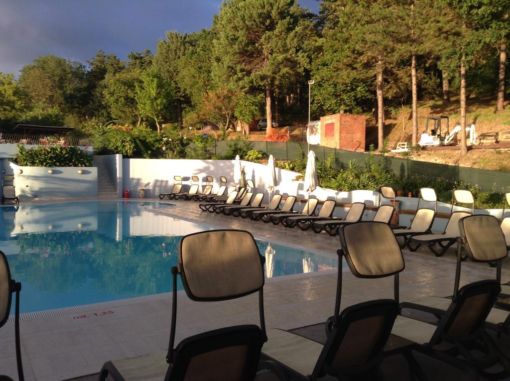 Hôtel Camping Pineta à Urbino Extérieur photo
